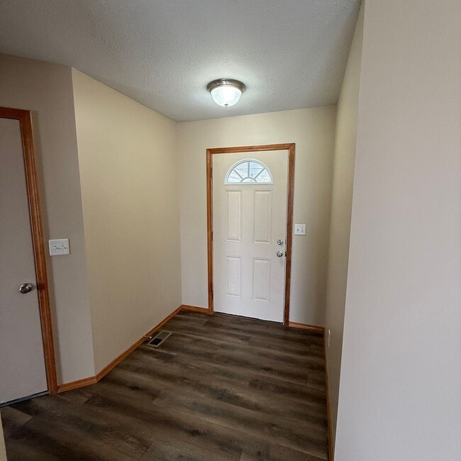 Building Photo - Updated 3 bedroom 2 bathroom home in Clever