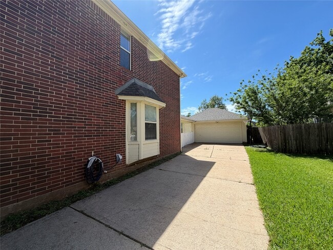 Building Photo - 1916 Lakewinds Dr