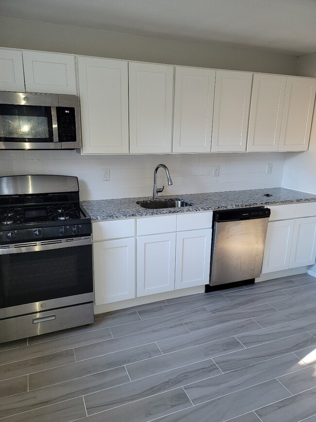 luxurious renovated kitchen - 327 Benner St