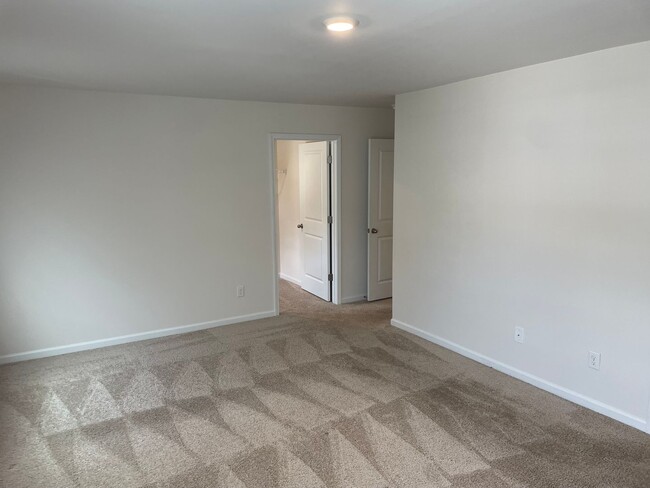 Building Photo - Fantastic FIVE Bedroom THREE FULL baths Ho...
