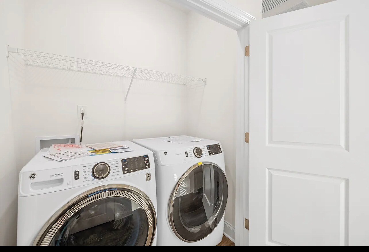 Building Photo - 2092 Barrowcliffe Dr NW