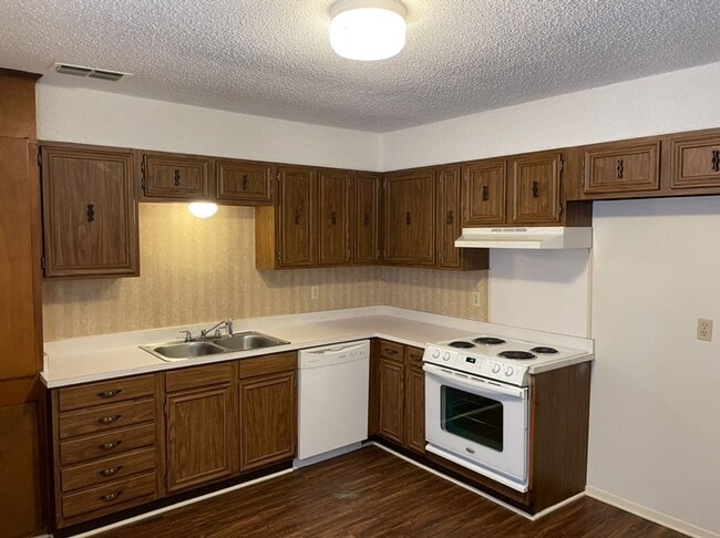 Building Photo - 2 Bedroom 1 Bath Duplex in West Tyler! Tour Today!