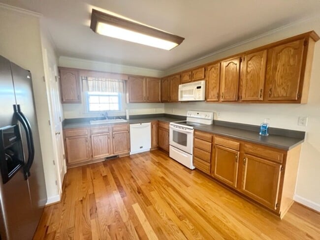 Building Photo - Three bedroom, 2 bath house in Haw River
