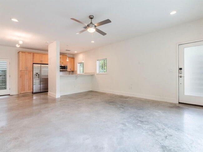 Building Photo - 2101 Montopolis Dr