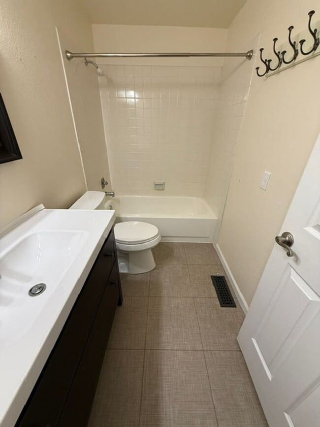 Building Photo - UPDATED 4 BED, 3 BATH KIRKLAND HOUSE FOR RENT AVAILABLE NOW!