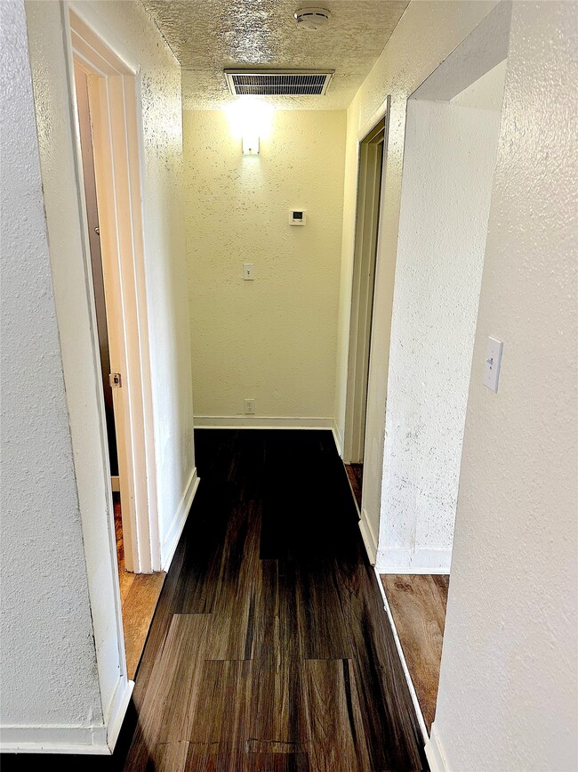 Building Photo - 1005 Avenue E 1/2