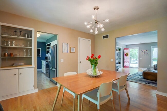 Building Photo - Charming West Side Single Family Home with Mid Century Modern feel