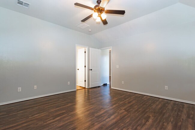 Building Photo - Lakeside Retreat - Newly Remodeled 3-Bedro...