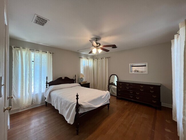 Building Photo - HOUSE AND BACK APARTMENT ON LARGE LOT!!