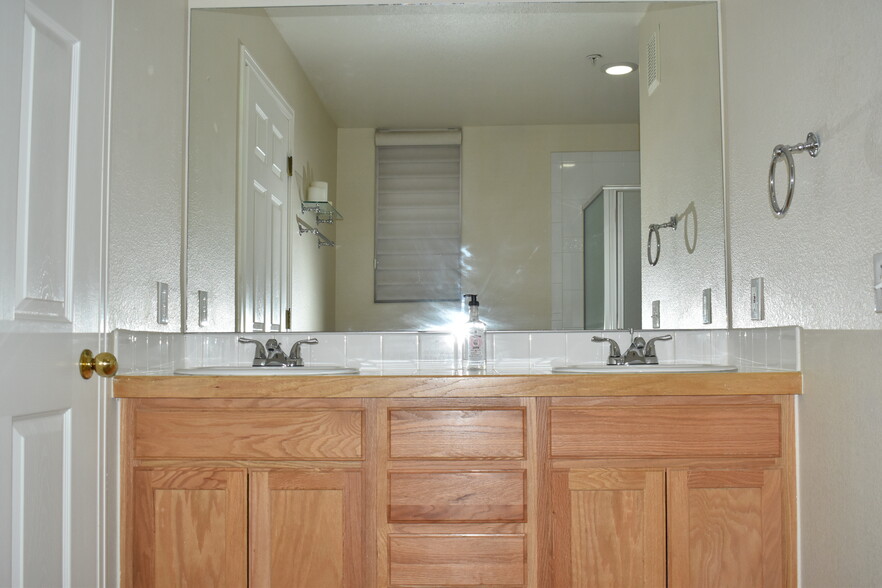 Primary bath room - 1727 N Pearl St.