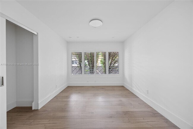 Building Photo - 2530 NE 48th St
