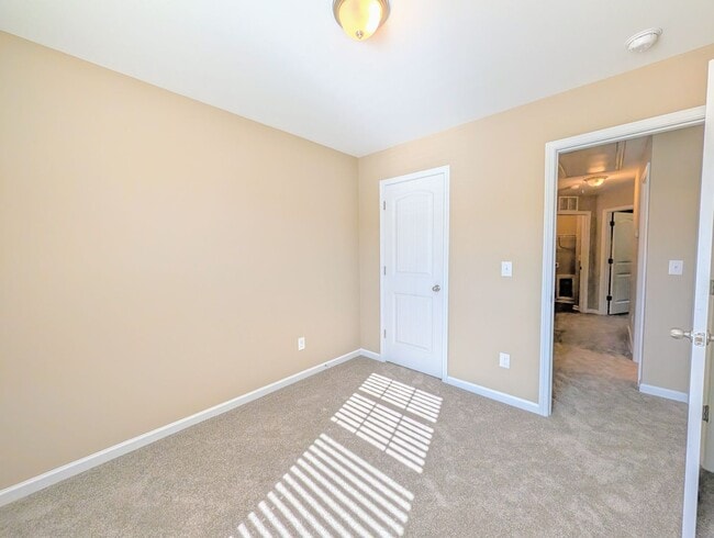 Building Photo - 4461 Middletown Dr