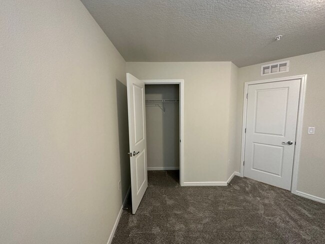 Building Photo - 3 Bedroom, 2.5 Bath Town Home with 1 Car Garage in Grayson Square!