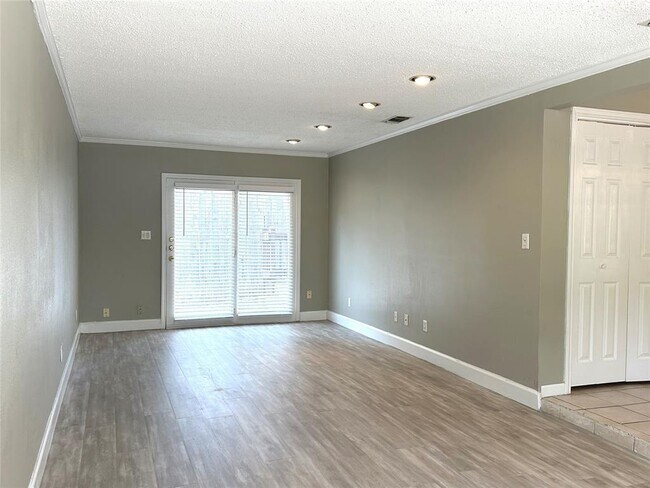 Building Photo - 1104 Kinney Ave