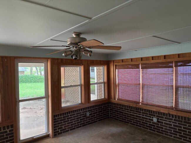 Building Photo - 718 Joryne Dr
