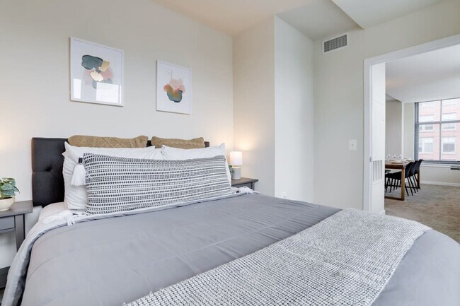 Building Photo - 550 14th St S