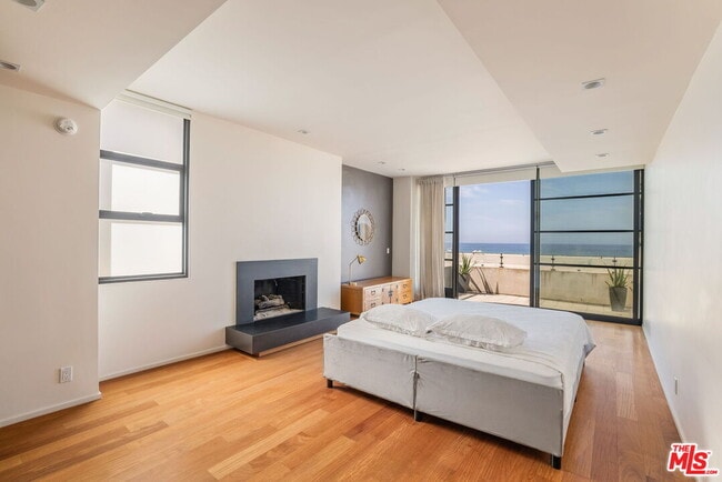 Building Photo - 115 Ocean Front Walk