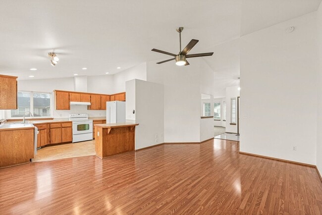 Building Photo - Beautiful 3-Bedroom, 2-Bath Home on a Corner Lot in Spanaway