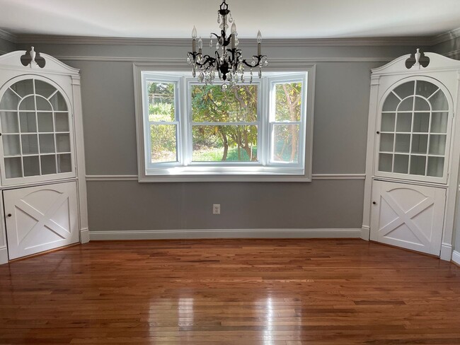 Building Photo - Cheerful 3 Bedroom 2 Bathroom With Office And Spacious Fenced Yard In Beautiful Pimmit Hills