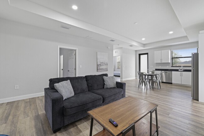 Building Photo - 1911 Lorna Ave