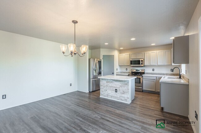 Building Photo - 4 Bed 2 Bath home for rent