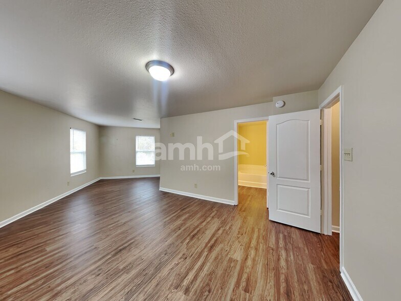Building Photo - 1319 Waterlily Ln