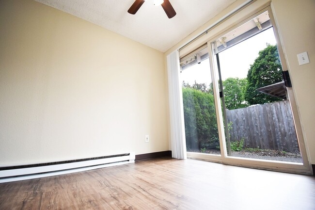 Building Photo - Bright and Spacious 2 Bed 1 Bath APT in NE...
