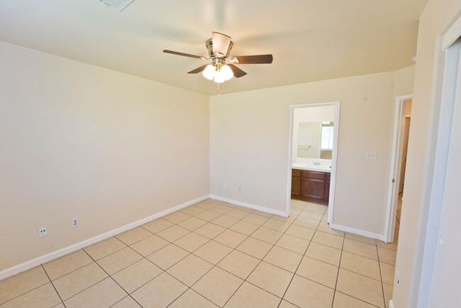Building Photo - SW-Bakersfield 3 bedrooms 2 baths house