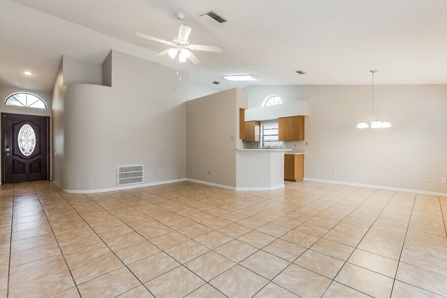 Building Photo - 1440 Tiverton Dr