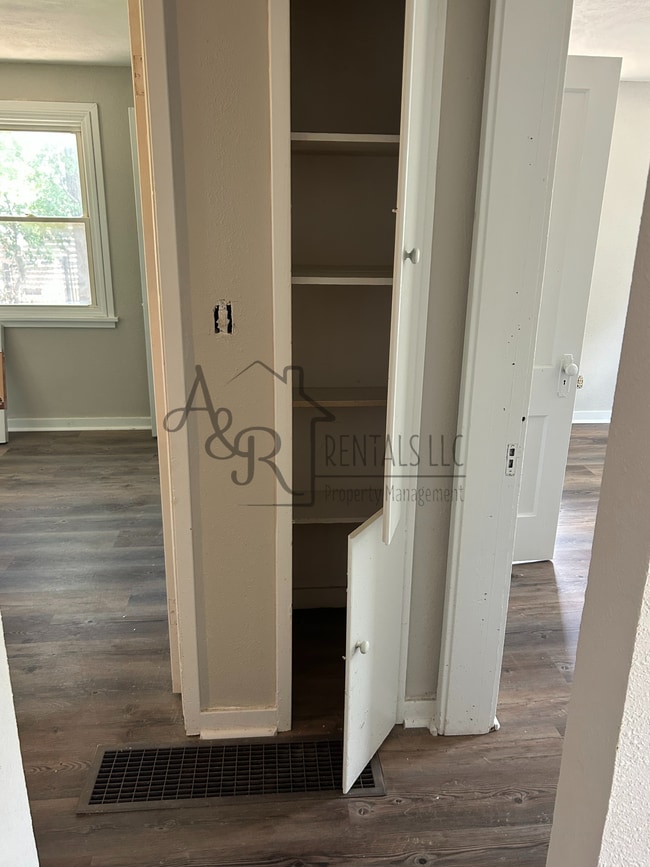 Building Photo - 484 Fieldcrest Dr