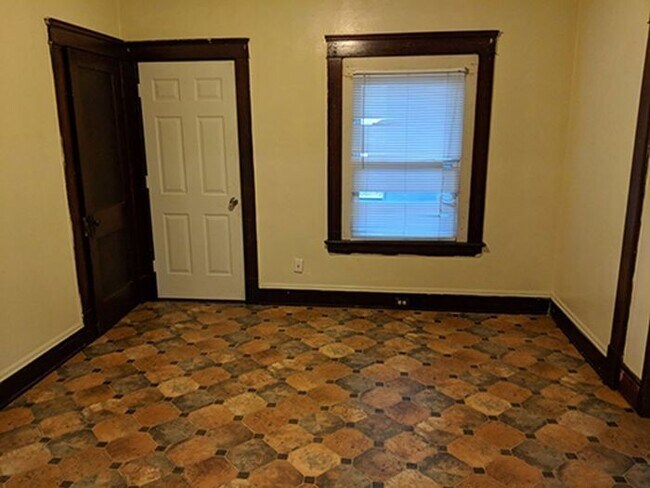 Building Photo - 3135 W 58th St