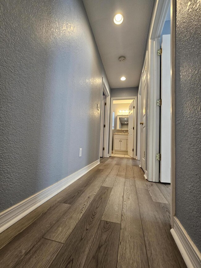 Building Photo - 1077 Woodlore Cir