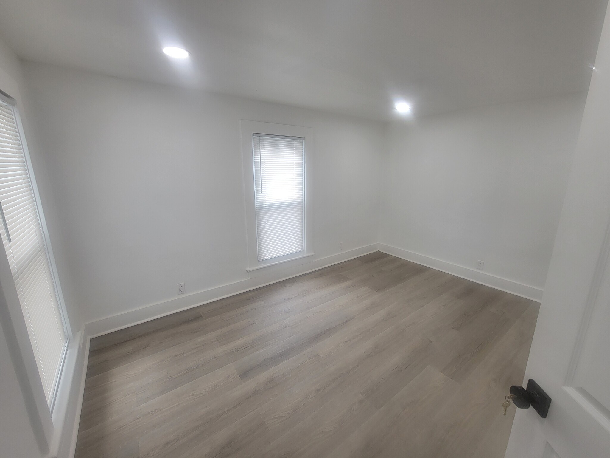 Building Photo - 850 W Elm St
