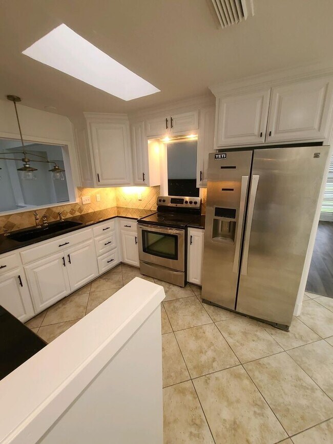 Building Photo - 3/2.5/2 with 2 Living Areas on Crossing Creeks Country Club