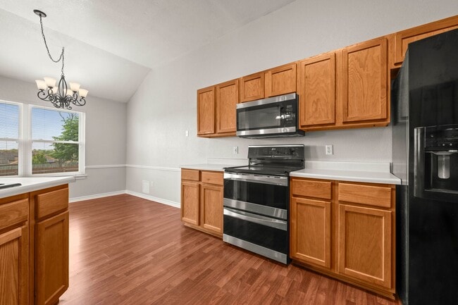 Building Photo - Available NOW!!!! This 3 bedroom, 2 bath, 2 car garage home has no carpet. All flooring is LVP an...