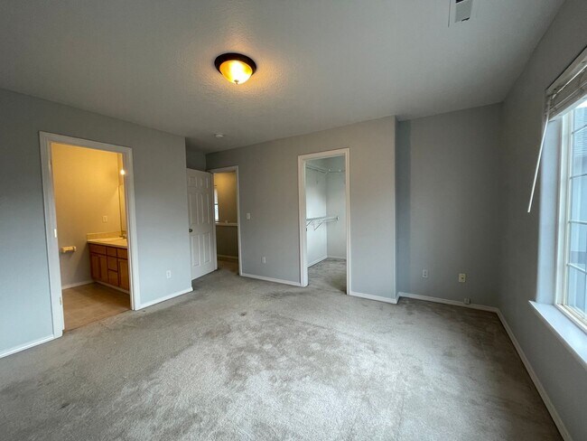 Building Photo - Charming 3 Bd, 2.5 Ba Pet-Friendly Home in Hillsboro ~ Washer & Dryer Included, Single-Car Garage...