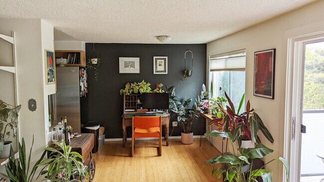 dining or workspace - 3710 27th Plz W