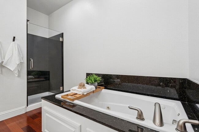 Building Photo - Spectacular SW Portland 2 bedroom Townhouse