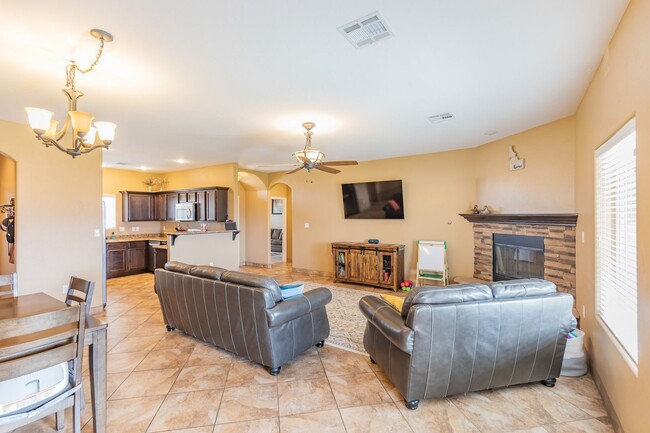 Building Photo - Beautiful 3 Bed 2 Bath Home