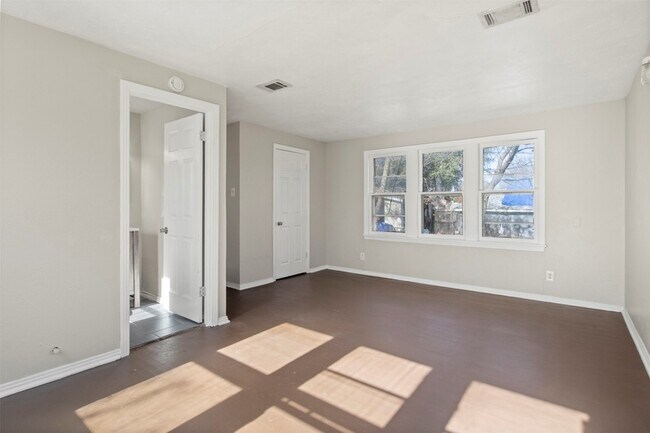 Building Photo - 320 NE 31st St