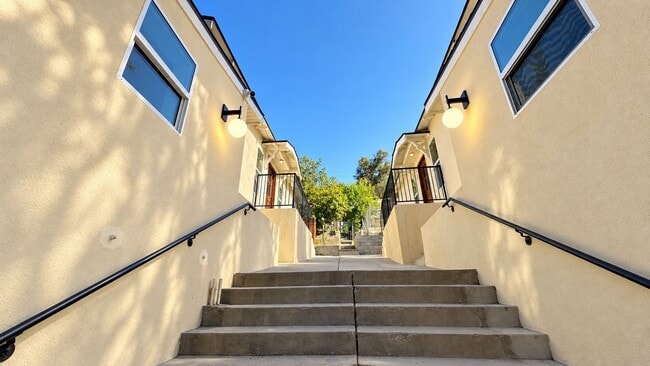 Building Photo - 4380 Huntington Dr S
