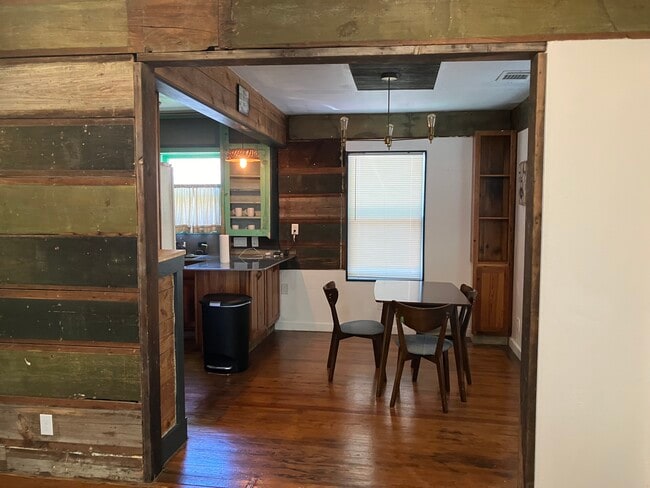 Building Photo - 1303 E 3rd St