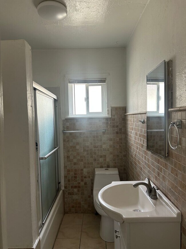 Building Photo - 725 44th St