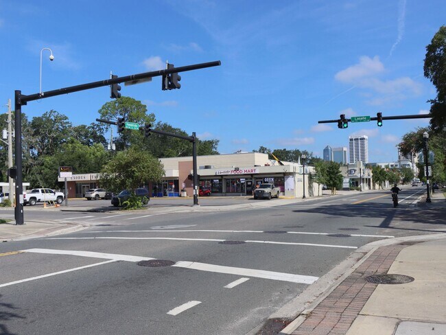 Building Photo - Charming 1/1 in Historic San Marco!