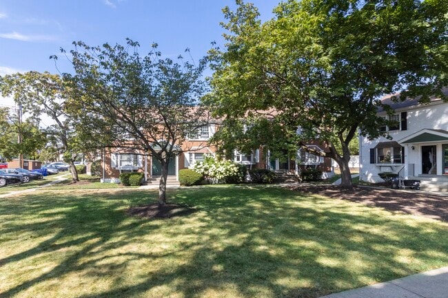 Building Photo - 240 Sunnyridge Ave