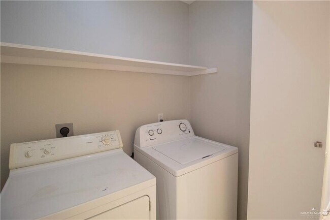 Building Photo - 10 Robin Ave