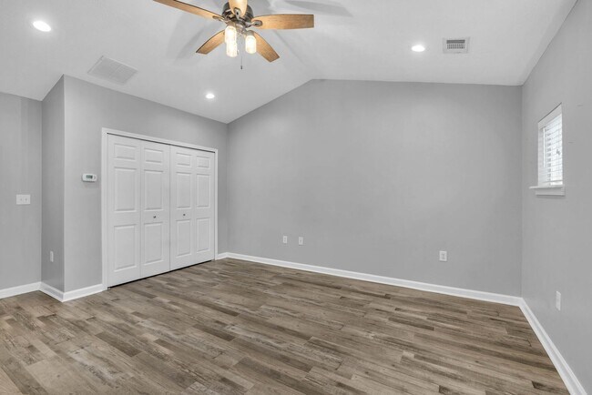 Building Photo - Move-in Ready Townhome in heart of Spring Hill