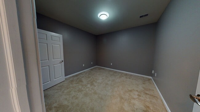 Building Photo - Second Floor Front View 2 Bedroom in a Gated Community!