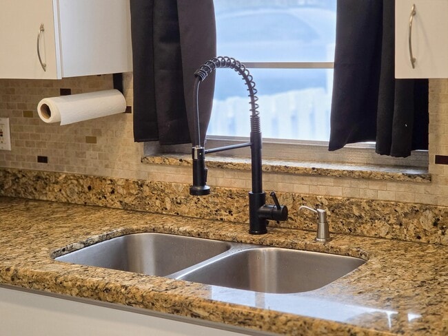 Building Photo - 1204 Sunset Rd