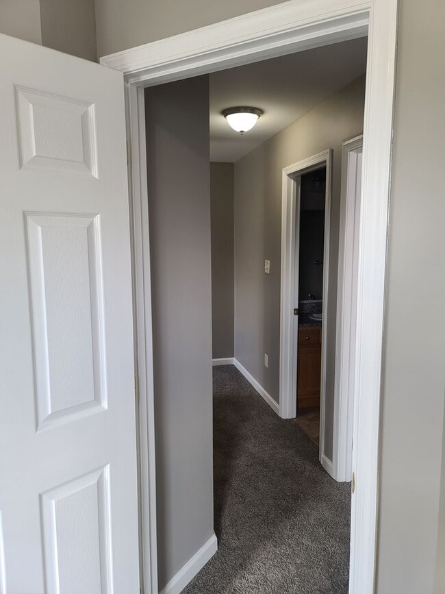 Building Photo - 3 Bedroom 2 1/2 bath townhouse in Waynesbo...